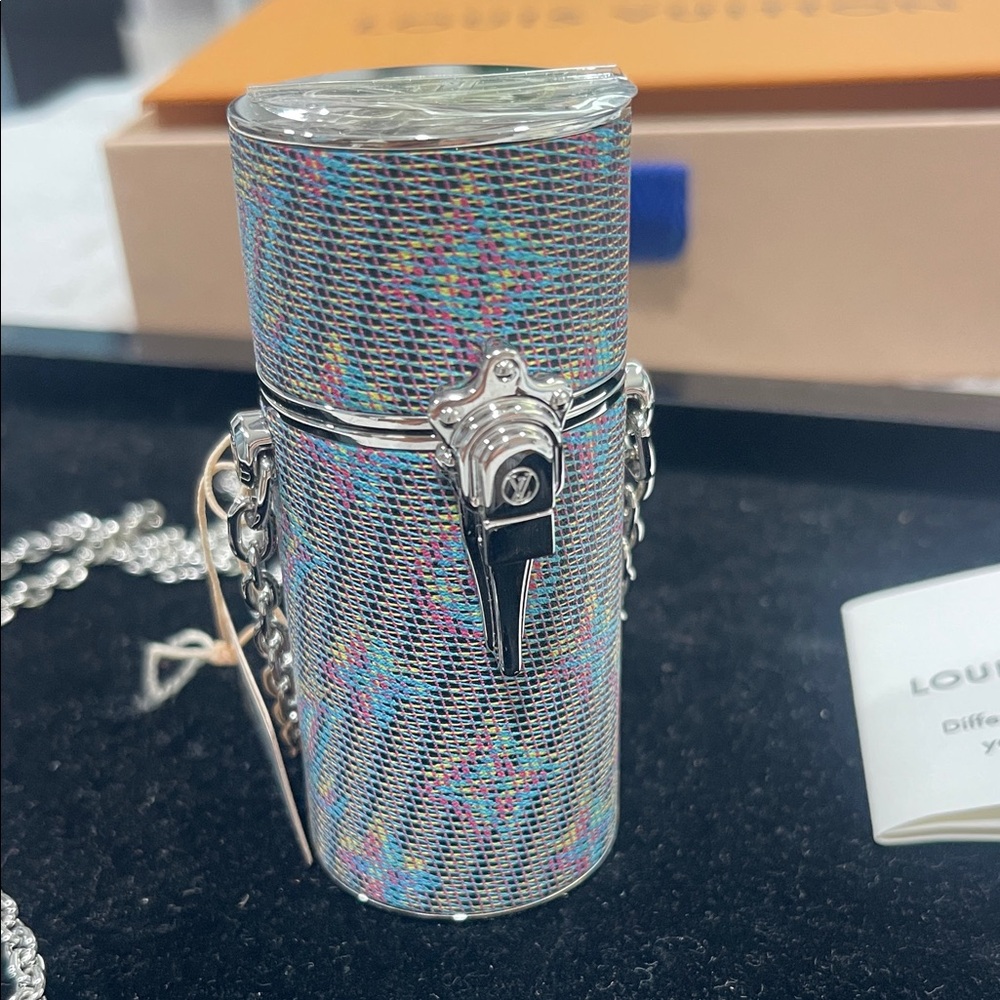 NEW LOUIS VUITTON Limited
Edition Monogram Pop Lipstick Case on Chain